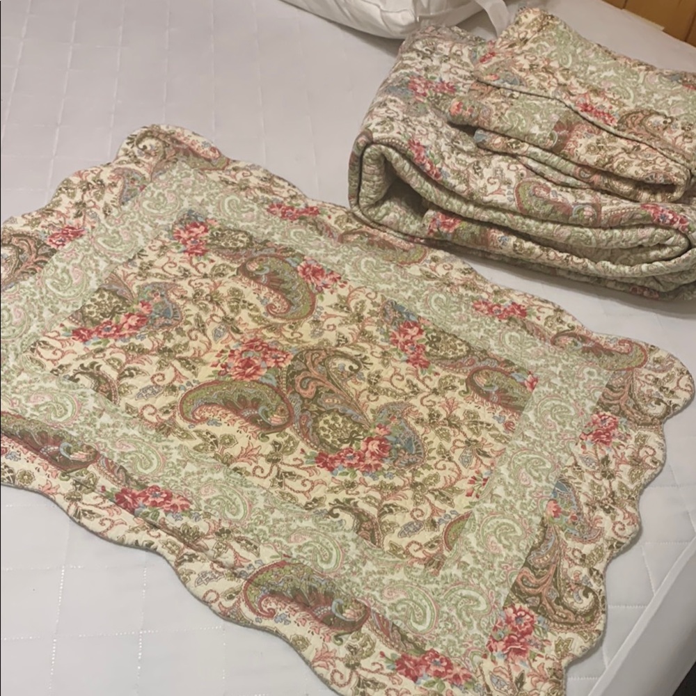 Twin Floral Paisley Quilted Bedding Set
